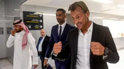 Pelatih asal Prancis, Herve Renard tersenyum usai menandatangani kontrak dengan Timnas Arab Saudi di Jeddah (5/8/2019). Pria berusia 50 tahun ini resmi menangani Timnas Arab Saudi setelah sebelumnya menangani Zambia (2012) dan Pantai Gading (2015) dan Maroko. (AFP Photo/Amer Hilabi)