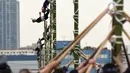 Atraksi berbahaya para pemadam kebakaran berpakaian tradisonal di atas bambu saat perayaan Tahun Baru di Tokyo, Jepang, Jumat (6/1). Mereka memperlihatkan berbagai aksi-aksi mendebarkan di atas bambu untuk perayaan Tahun Baru. (Toshifumi KITAMURA/AFP)