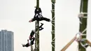 Atraksi berbahaya para pemadam kebakaran berpakaian tradisonal di atas bambu saat perayaan Tahun Baru di Tokyo, Jepang, Jumat (6/1). Mereka memperlihatkan berbagai aksi-aksi mendebarkan di atas bambu untuk perayaan Tahun Baru. (Toshifumi KITAMURA/AFP)
