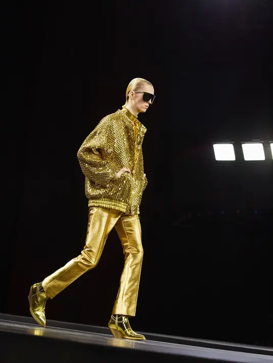 Dalam video koleksi yang diproduksi oleh Slimane di Paris dengan latar belakang music punk dari ShitKid, model-model tampak memukau dalam balutan busana berkilauan, salah satunya gold suits. (Dok/Celine).