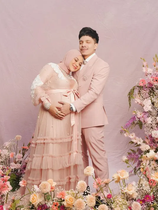 Aurel mengenakan gaun cantik dengan akes renda pada bagian lengan. Gaun tersebut juga terlihat elegan saat dikenakannya. (foto: Instagram/ Aurel Hermansyah)