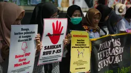 Aksi massa Gerakan Perempuan Anti Kekerasan (Gerak Perempuan) di depan Kementerian Pendidikan dan Kebudayaan (Kemdikbud), Jakarta, Senin (10/2/2020). Dalam aksinya, mereka menuntut Mendikbud Nadiem Makarim untuk memecat dosen pelaku kekerasan seksual. (Liputan6.com/Faizal Fanani)