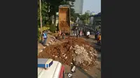 Kecelakaan dump truck di Jalan Gatot Subroto, Jakarta Selatan Selatan, pada Jumat (8/10/2021). (Istimewa)