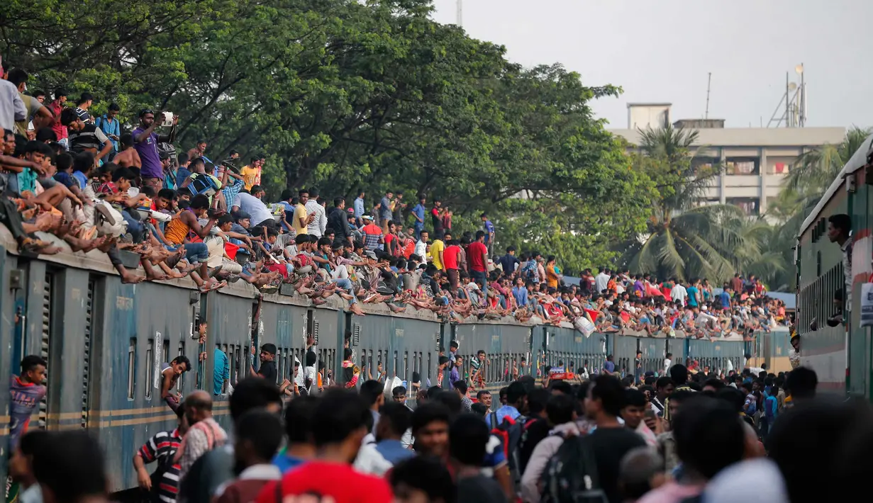 Warga muslim Bangladesh berdesakan untuk naik kereta saat melakukan mudik libur Idul Adha 1438 H di Dhaka, Bangladesh (1/9). Umat Muslim dari seluruh dunia sedang merayakan Idul Adha 1438 H. (A.M. Ahad)