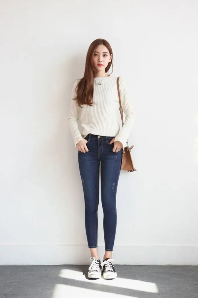 Tampil kasual dengan knit wear. (Image: Korean Fashion/Pinterest)