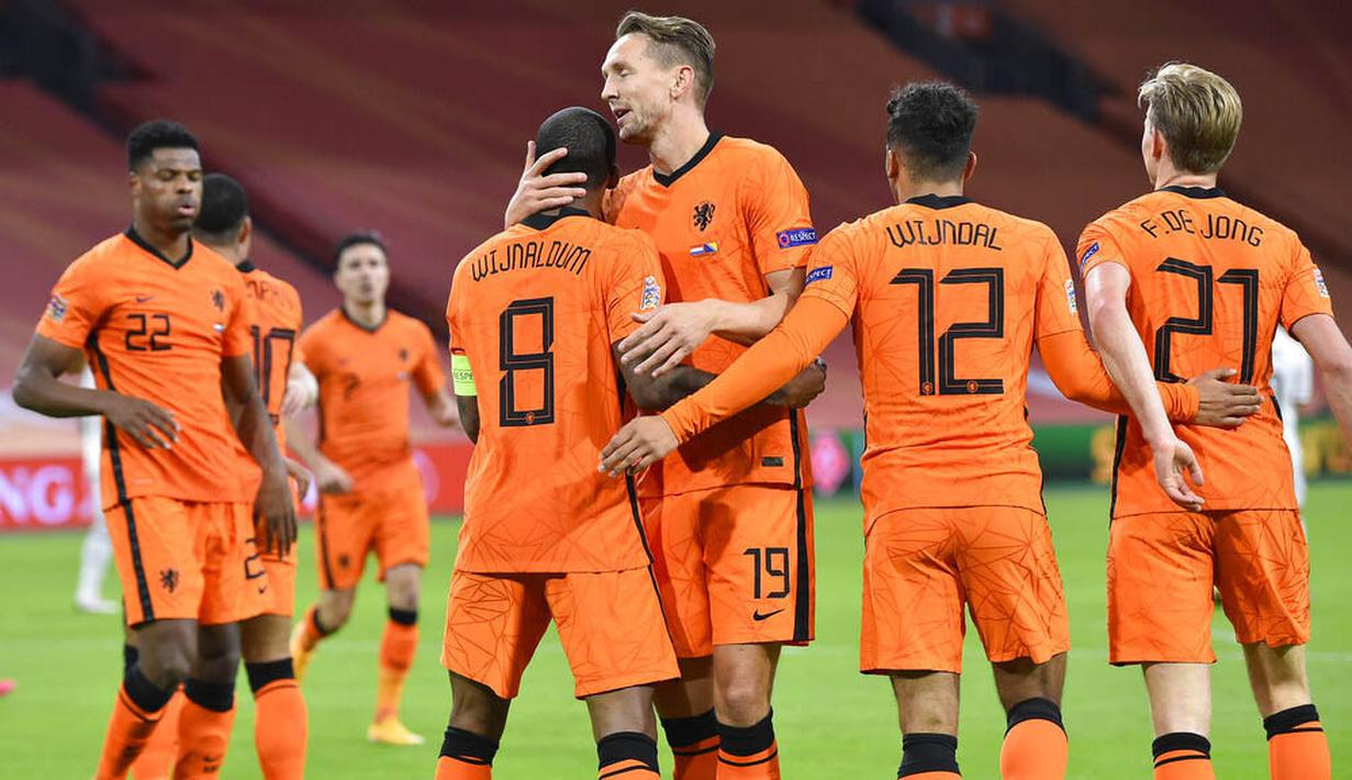 Para pemain Belanda merayakan gol yang dicetak oleh Georginio Wijnaldum ke gawang Bosnia and Herzegovina pada laga UEFA Nations League di Johan Cruyff ArenA, Senin (16/11/2020). Belanda menang dengan skor 3-1. (John Thys/Pool via AP)