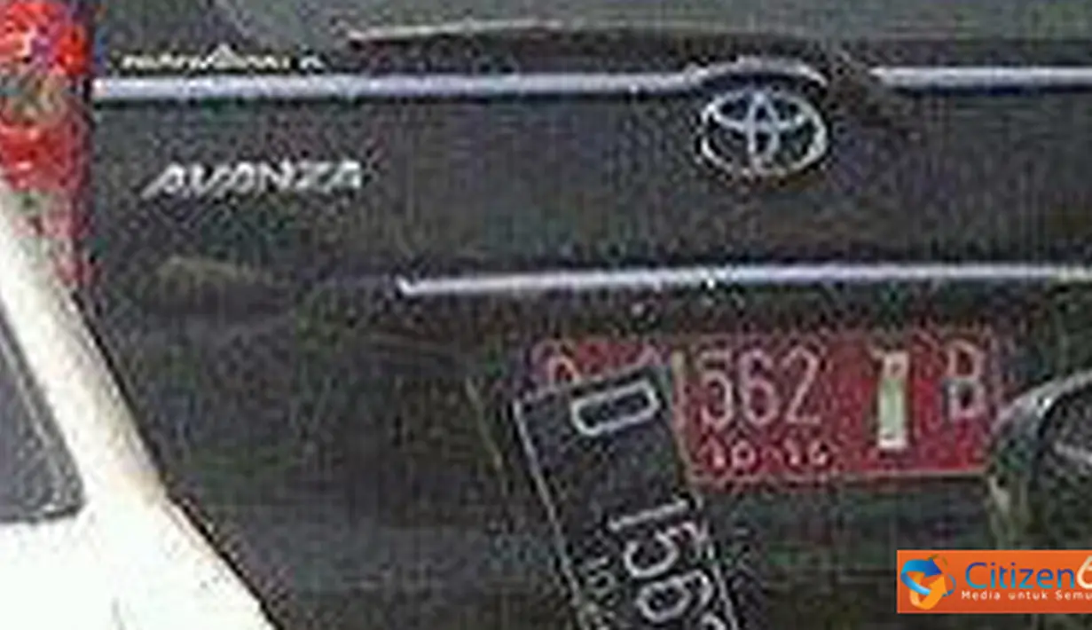 Citizen6, Jawa Barat: Pengemudi tidak sadar bahwa plat hitam mobil yang dikendarainya terlepas saat terjebak arus mudik yang ternyata adalah salah mobil dinas Pemda Jawa Barat. Ironis mobil dinas untuk keperluan pribadi. (Pengirim: Edward Renhard)