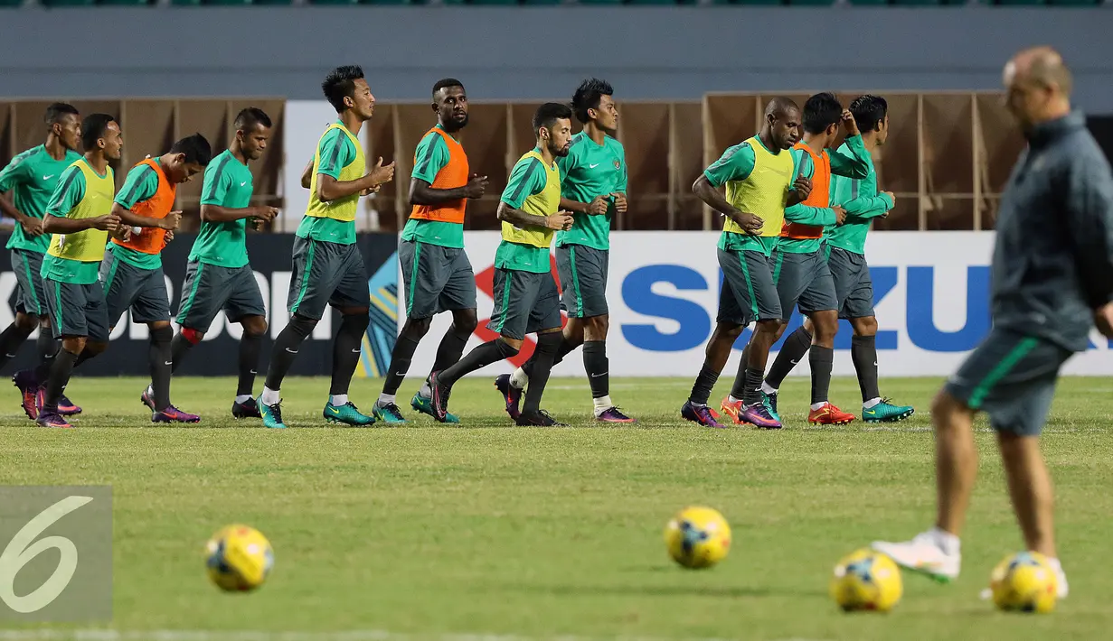Pemain Timnas Indonesia berlari mengelilingi lapangan saat latihan jelang laga pertama semifinal Piala AFF 2016 di Stadion Pakansari, Bogor (2/12). Indonesia akan berlaga melawan Vietnam pada Sabtu (3/12). (Liputan6.com/Helmi Fithriansyah)