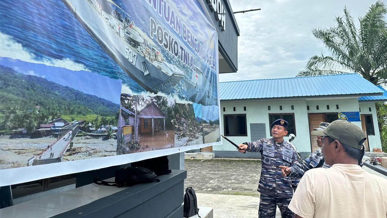 KRI Semarang-594 TNI AL Debarkasi Bantuan Kemanusiaan untuk Korban Bencana di Meulaboh
