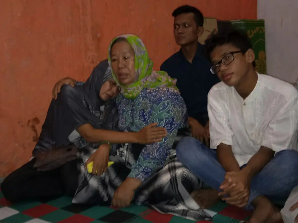 Keluarga korban tewas tabrakan maut di Kota Medan, Sumatera Utara. (Liputan6.com/Reza Efendi)