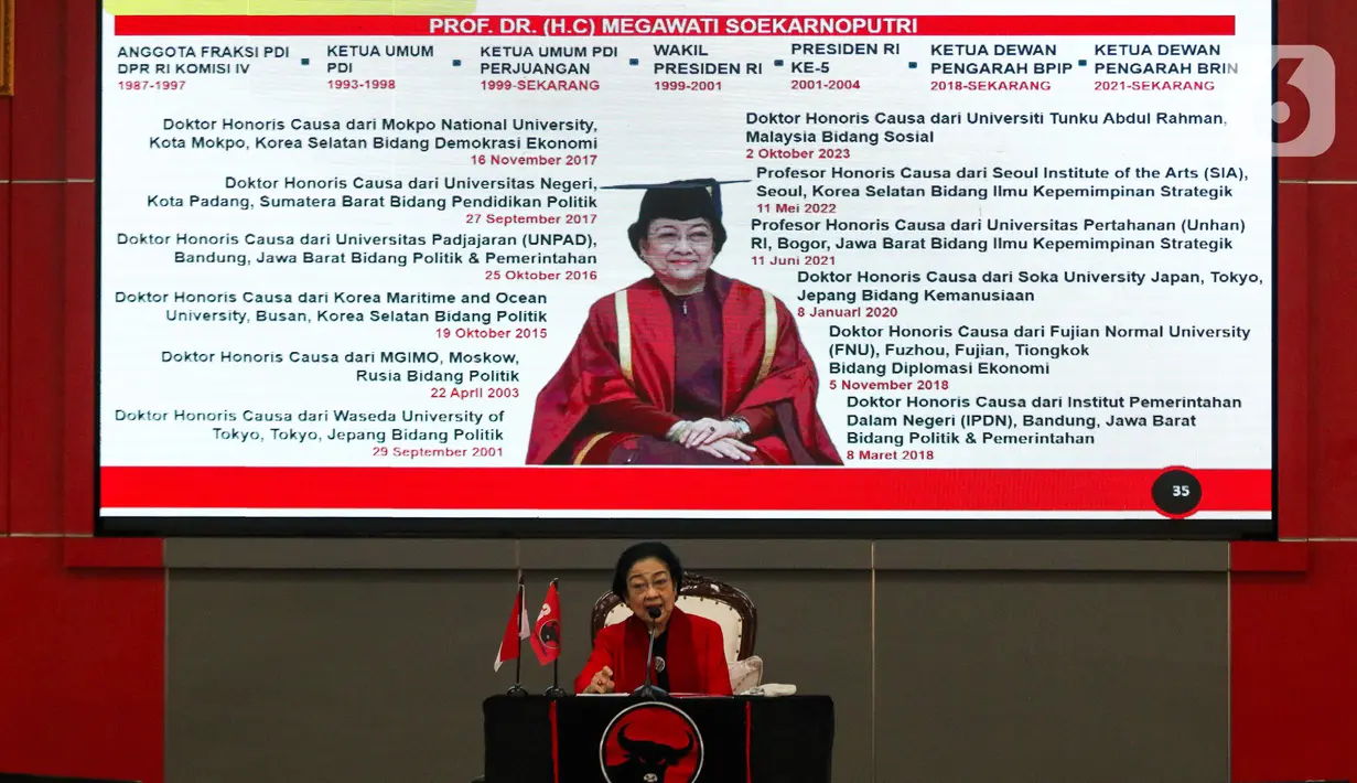 Dalam pidato politiknya, Megawati Soekarnoputri menegaskan bahwa setiap warga negara mempunyai hak yang sama di mata hukum. Namun, kata dia, saat ini hukum justru dipermainkan. (Liputan6.com/Herman Zakharia)