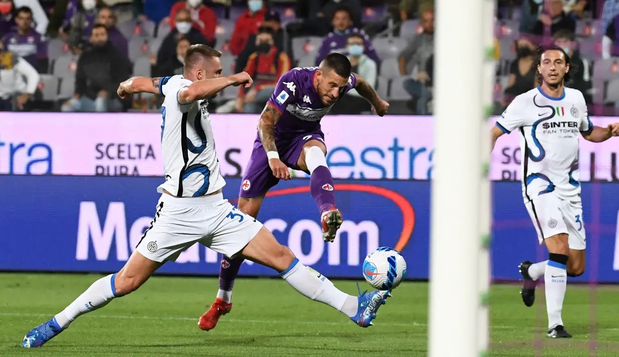 Cristiano Biraghi. Bek kiri Italia berusia 29 tahun ini telah 5 musim memperkuat Fiorentina sejak didatangkan dari Pescara pada awal musim 2017/2018 dengan status pinjaman yang akhirnya dipermanenkan di musim berikutnya. Jabatan kapten tim baru disandangnya pada awal musim 2021/2022. Berkat kepemimpinannya ia sukses membawa La Viola finis di posisi ke-7 Liga Italia 2021/2022 dan berhak berlaga di Europa Conference League musim 2022/2023. (AFP/Andreas Solaro)