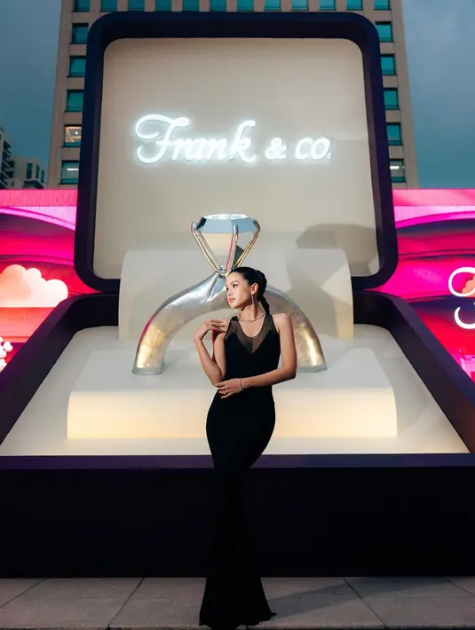 Maudy Ayunda memesona dibalut mermaid dress tanpa lengan berwarna hitam dengan detail dada berbentuk hati yang semi transparan. [Foto: Instagram/maudyayunda]