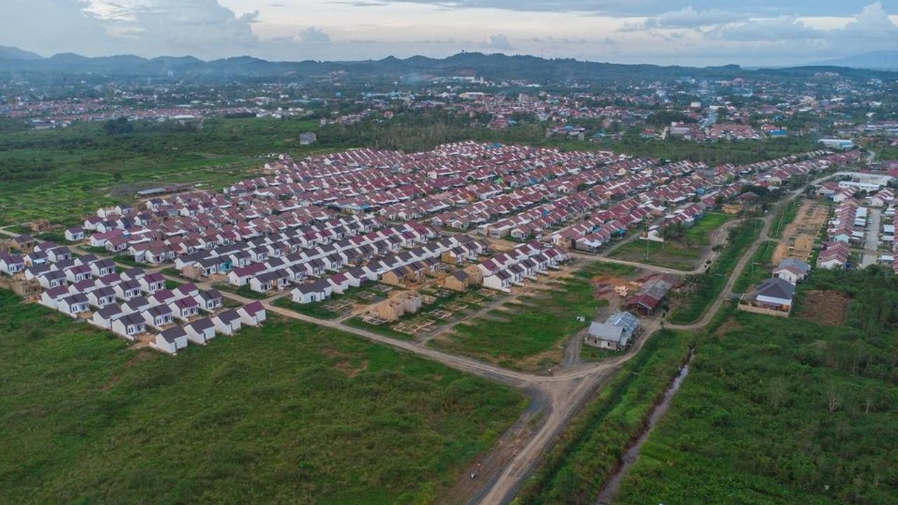 Kalau rumah di tengah kota sudah nggak memungkinkan karena harganya terlalu melambung, pemilihan lokasi di kawasan pinggiran bisa jadi alternatif. Harganya yang lebih terjangkau jadi daya tarik utama buat para milenial yang ingin memiliki rumah pertama se