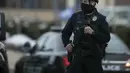 Polisi berjaga di tempat kejadian di luar toko kelontong King Soopers tempat penembakan terjadi di Boulder, Colorado (22/3/2021). Peristiwa penembakan mematikan ini tercatat yang kedua kalinya dalam tempo kurang dari sepekan. (AP Photo/David Zalubowski)