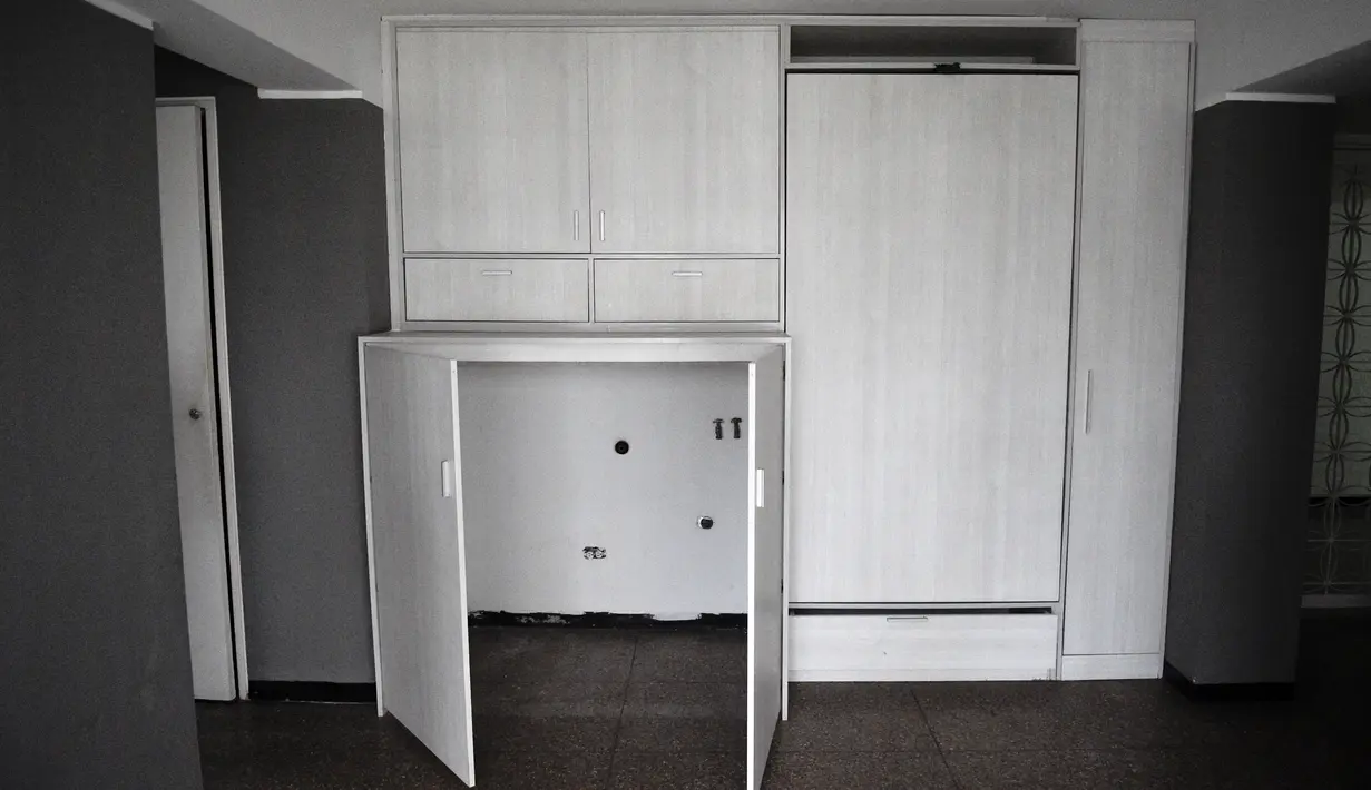Pemandangan ruang tamu sebuah apartemen yang dibiarkan kosong di Caracas, pada 4 September 2018. Di Venezuela, semakin banyak blok apartemen yang berubah menjadi bangunan hantu karena ditinggalkan pemiliknya. (AFP / Federico PARRA)