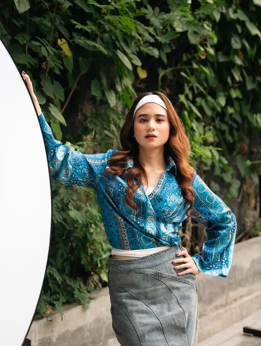 Jadi calon mantu Maia Estianty, Tissa Biani tak kalah stylish dari Alyssa Daguise dan Syifa Hadju. Terbaru, Tissa Biani tampil dalam gaya retro saat hadiri acara musik. [@tissabiani]