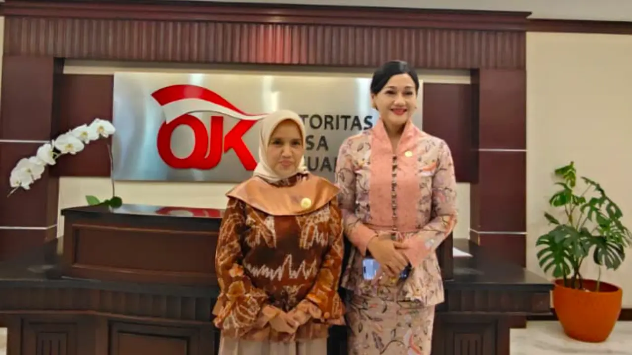 Komisioner Komisi Informasi Pusat Samrotunnajah Ismail bersama Friderica Widya Sari sebagai Ketua Otoritas Jasa Keuangan (OJK). (Istimewa)