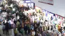 <p>Pengunjung memadati Pasar Tanah Abang, Jakarta, Sabtu (23/4/2022). Menjelang Lebaran, Pasar Tanah Abang dipadati pengunjung yang memburu busana atau pakaian muslim untuk menyambut Hari Raya Idul Fitri 1443 Hijriah. (Liputan6.com/Herman Zakharia)</p>