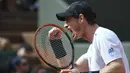 Petenis Inggris, Andy Murray, melakukan selebrasi usai mengalahkan petenis Slovakia, Martin Klizan pada pertandingan babak kedua Prancis Terbuka di Stadion Roland Garros, (01/06/2017). Murray menang dengan 6-7, 6-2, 6-2, 7-6. (AFP/Eric Feferberg)
