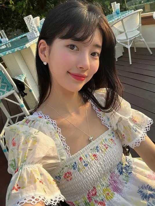 Curtain bangs juga bikin penampilan Bae Suzy terlihat anggun dan dewasa [@skuukzky]