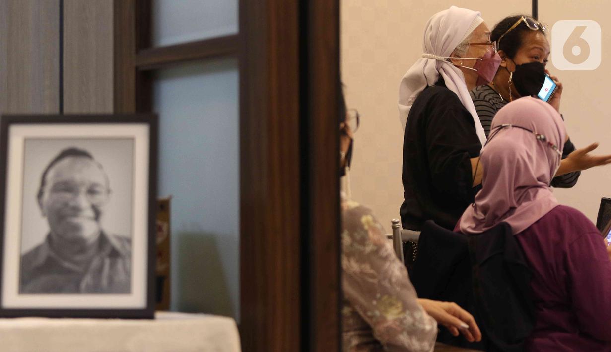 Foto mendiang Bob Tutupoly diletakkan dekat ruangan tempat mendiang Bob Tutupoly disemayamakan di Rumah Duka RS Siloam Semanggi, Jakarta Selatan, Selasa (5/7/2022). Penyanyi legendaris Bob Tutupoly meninggal dunia di usia 82 tahun pada Selasa, 5 Juli 2022, setelah dirawat di Rumah Sakit Mayapada Jakarta Selatan. (Liputan6.com/Herman Zakharia)