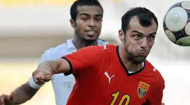 Aksi striker Macedonia, Goran Pandev (depan) dibayangi pemain Qatar, Ali Afif di laga pershabatan internasional yang berlangsung di Skopje, 11 Oktober 2009. AFP PHOTO/ROBERT ATANASOVSKI 