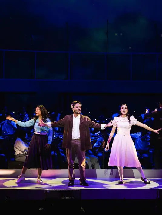 Melengkapi outfitnya, Mawar Eva mengenakan kaus kaki panjang dan sepatu pantofel hitam. [@mawar_eva]