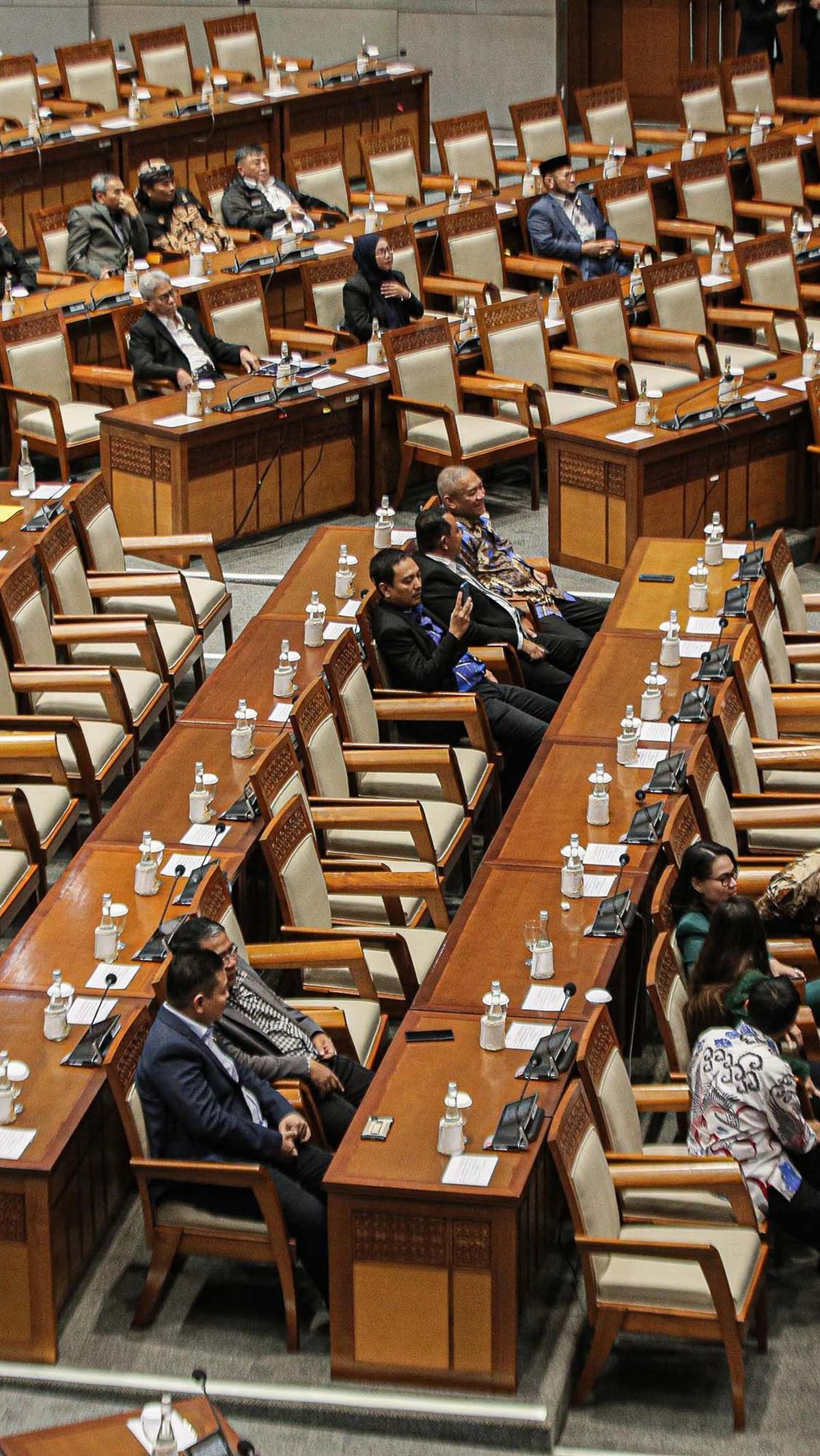 Pengesahan itu dilakukan dalam rapat paripurna yang dipimpin Ketua DPR Puan Maharani di Kompleks Parlemen pada Selasa (11/7/2023). Berikut foto-fotonya:
