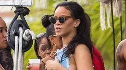 Penyanyi Rihanna berada di atas perahu saat berlibur di sebuah pantai di Barbados pada 26 Desember 2015 lalu. Mantan kekasih Chris Brown itu terlihat seksi dalam balutan dress biru yang cocok dengan suasana pantai. (www.thesun.co.uk)
