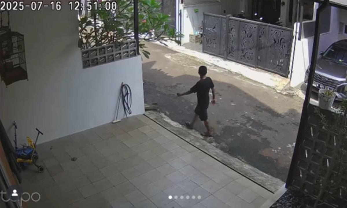 Detik-detik Rumah Rafael Tan Disatroni Maling Siang Bolong, Paket di Depan Pintu Raib - Tingkah Pelaku Disorot