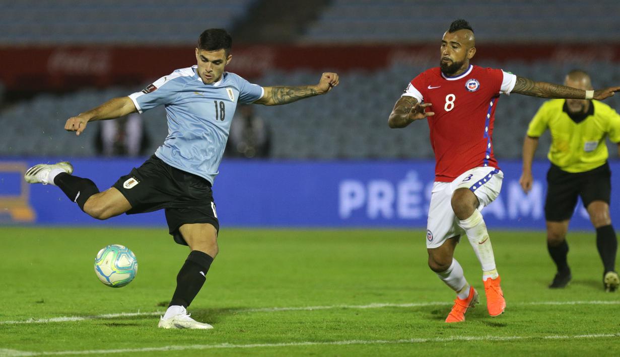 Penyerang Uruguay, Maximiliano Gomez, berusaha melepaskan tendangan ke arah gawang Chile pada laga kualifikasi Piala Dunia 2020 zona Amerika Selatan di Estadio Centenario, Jumat (9/10/2020) pagi WIB. Uruguay menang 2-1 atas Chile. (AFP/Matilde Campodonico/various sources)