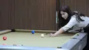 Selain billiard, Gowadra membuka ruang untuk kolaborasi kuliner dan lifestyle, menjadikannya tempat hangout yang utuh, bukan sekadar arena permainan. Tampak dalam foto, pengunjung menikmati permainan biliar di Gowada Billiard, di Jalan Thamrin Boulevard Pantai Indah Kapuk 2 (PIK 2), Kabupaten Tangerang, Banten, pada Rabu (11/2/2026). (Kapanlagi.com/Budy Santoso)