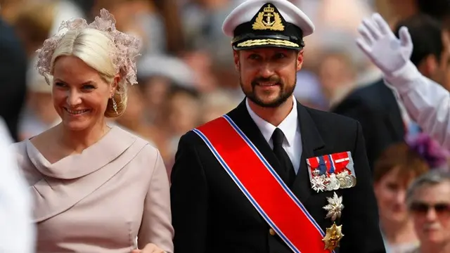 Putra Mahkota Norwegia Haakon dan istrinya, Putri Mahkota Mette-Marit, tiba di Istana Monako untuk menghadiri upacara pernikahan keagamaan Pangeran Albert II dan Putri Charlene, Sabtu (2/7/2011).