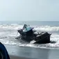 Kapal Long Line penangkap Tuna tenggelam dan terdampar di perairan Cilacap akibat dihantam gelombang tinggi. (Foto: Liputan6.com/Istimewa/Muhamad Ridlo)