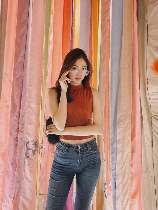 Gaya Kasual seakan sudah jadi andalan mantan personel Princess ini. Kali ini Danita Vinarosa tampil fashionable dengan memadukan tanktop dan celana jeans. Rambutnya yang dibiarkan terurai membuat pesona kakak ipar Patricia Gouw ini kian terpancar.(Liputan6.com/IG/@danitasigarlaki)