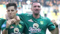 Dua pemain asing Persebaya Surabaya di BRI Liga 1 2023/2024, Bruno Moreira dan Dusan Stevanovic. (Bola.com/Aditya Wany)