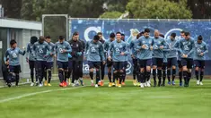 Para pemain Porto melakukan pemanasan saat mengikuti sesi latihan di tempat latihan klub di Olival, di Vila Nova de Gaia (2/11/2020). Porto akan bertanding melawan Olympique de Marseille pada  Grup C Liga Champions di di Estadion Do Dragao, Portugal. (AFP/Carlos Costa)