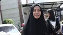 Istri Ustaz Alhabsyi, Putri Aisah Aminah meninggalkan Pengadilan Agama Jakarta Timur usai sidang perceraian, Kamis (16/8). Sidang lanjutan perceraian itu ditunda lantaran Ustaz Alhabsyi selaku pihak tergugat tidak hadir. (Liputan6.com/Herman Zakharia)