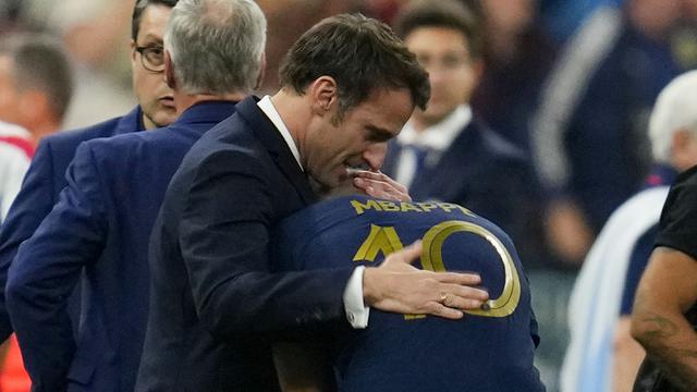 Foto: Momen Presiden Prancis Tenangkan Kylian Mbappe