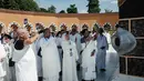Para calon jemaah haji Indonesia melakukan ritual di depan replika Hajar al-Aswad (Batu Hitam) pada replika Ka'bah, di Pusat Pelatihan Manasik Al Mahmudah (AMTC), sebuah fasilitas pelatihan haji yang menampilkan replika situs-situs ziarah utama, di Tangerang Selatan pada 5 April 2026. (YASUYOSHI CHIBA/AFP)