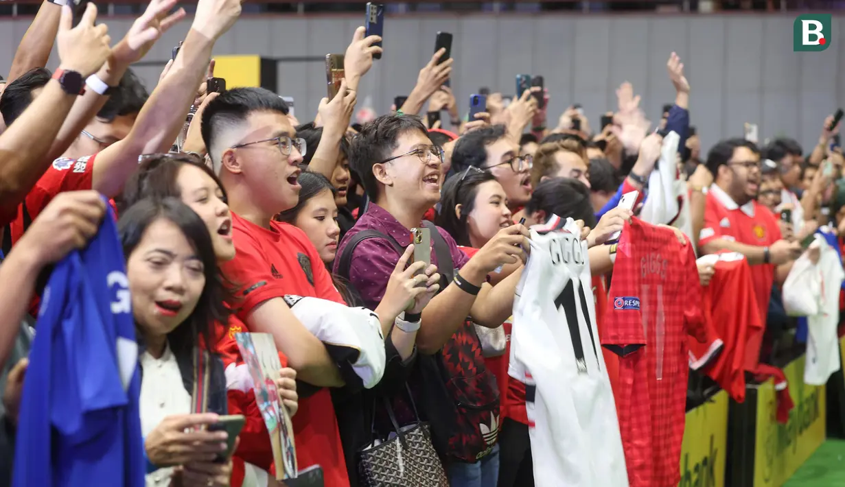 Para fans tampak antusias menyambut kehadiran Legenda Manchester United, Ryan Giggs saat sesi meet and greet dalam acara peluncuran kartu kredit Maybank yang berkolaborasi dengan Manchester United di Jakarta Convention Center (JCC), Senayan, Jakarta, Sabtu (18/5/2024). (Bola.com/M Iqbal Ichsan)