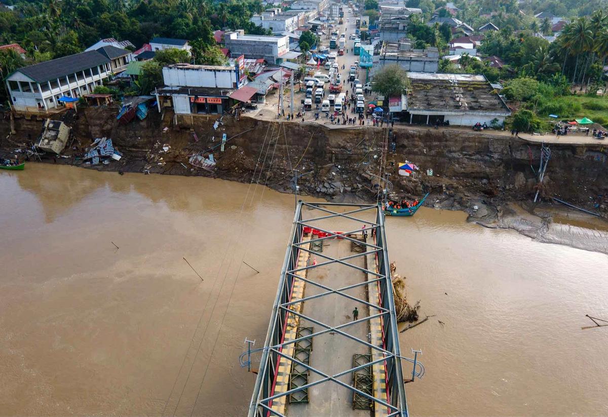 FOTO: Akses Terputus, Warga Kuta Blang Andalkan Penyeberangan Perahu Nelayan