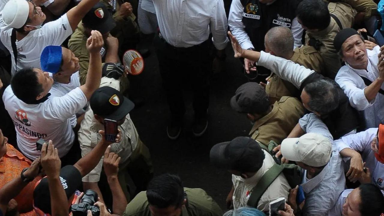 Anies juga terlihat didampingi sang Istri, Fery Farhati Ganis selama kampanye perdana.<br>(Foto merdeka.com / imam buhori)<br>