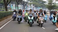 Komunitas pecinta skutik yang dibersamai musisi terkenal, Kaka Slank tengah riding bareng menuju IMOS 2024 (Liputan6.com / Rendy Yansah)