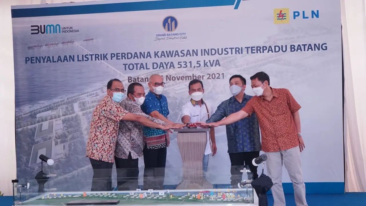 Proses energize atau penyalaan listrik perdana KITB oleh PT PLN, Jumat (5/11/2021).