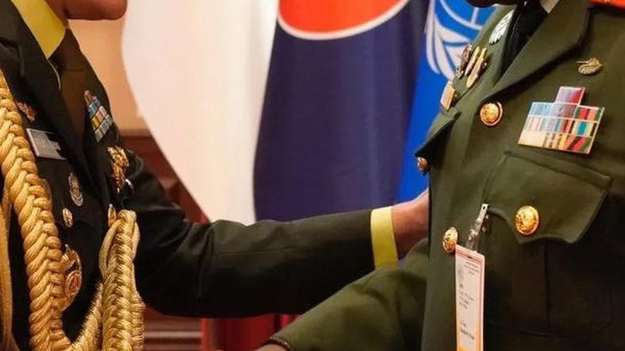 Acara pun kemudian di tutup dengan foto bersama dan pembagian souvenir wayang khas Indonesia kepada seluruh Force Commander yang hadir.<br>