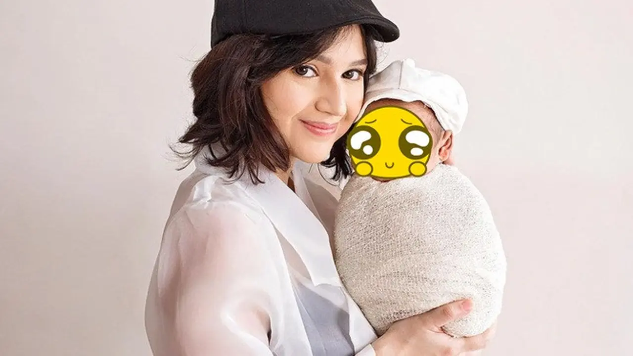 6 Potret Angelica Simperler saat Gendong Anak, Curi Perhatian