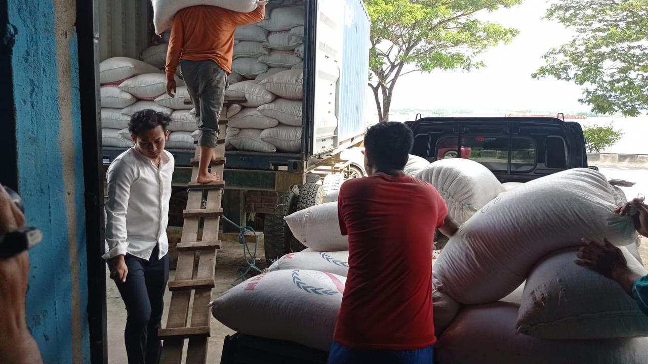 Ekspor 24,5 ton jagung kering asal Sulawesi Tenggara yang dilakukan seorang pemuda asal Kota Kendari, Steven Stenly.(Liputan6.com/Ahmad Akbar Fua)