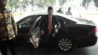 Menteri Pendidikan dan Kebudayaan (Mendikbud) Nadiem Anwar Makarim tersenyum saat turun dari mobil di Gedung Kemendikbud, Jakarta, Rabu (23/10/2019). Nadiem Makarim datang untuk menghadiri  acara lepas sambut sebagai Mendikbud yang baru. (merdeka.com/Iqbal S. Nugroho)